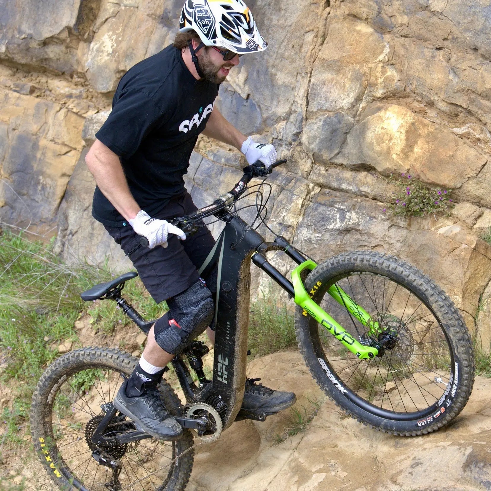 black trailblalzer e-bike climbing steep hill